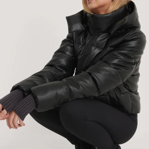 Vinterjacka  - Vinterjacka i läderimitation från NA-KD. Använd under en vinter så i bra skick! Slutsåld på hemsidan 🫶