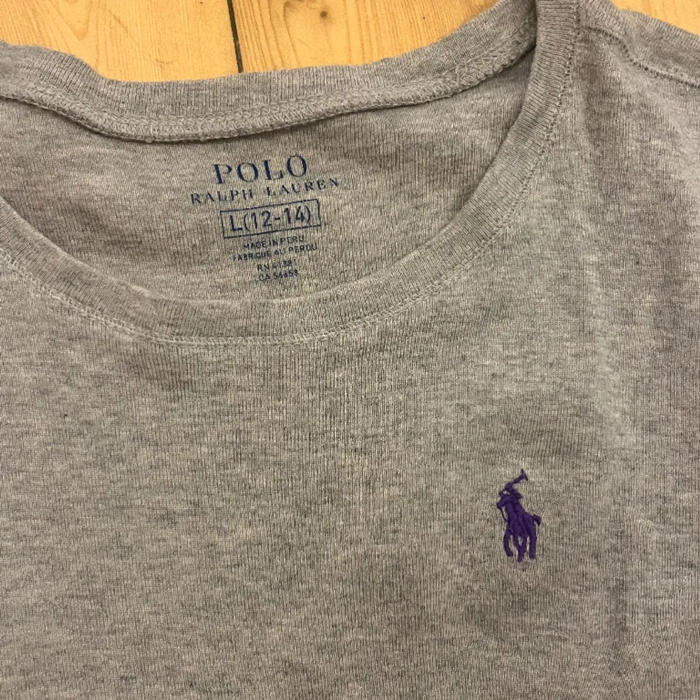 Asnajs Ralph Lauren tröja i stickad material. Börjar tyvärr bli lite liten, så säljer. Barnstorlek L, men passar vanlig XS/S🥰🥰. T-shirts.