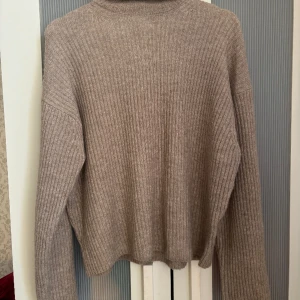 Beige stickad tröja - Säljer denna beiga polo tröja som jag fick i födelsedagspresent, den har inte kommit till användning!💞🍬🍭