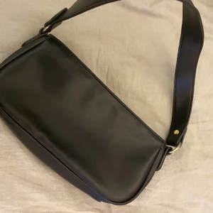 Handväska  - Svart axelväska i jätte fint skick, säljer då ja har för mycket väskor. 