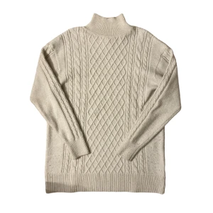 kabelstickad tröja/klänning - säljer denna mysiga kabelstickade tröjan/klänningen frản h&m. den kan användas som både klänning och oversize tröja. den är i bra skick förutom noppar runt om som kan tas bort om önskad. om du har frägor så är det bara att kontakta mig.