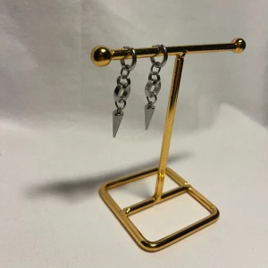 STILSTHLM  - Väldigt fina örhängen! Finns i silver och snart guld.  Köp för 169kr/st Eller 229kr/paret. Modell 132 Smyckes ställningen finns även att köpa för 299kr!