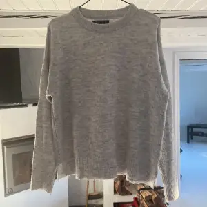 Säljer denna grå stickade tröjan som är nopprig från topp till tå men syns inte superduper mycket så någon kanske vill ha den😃🤌 