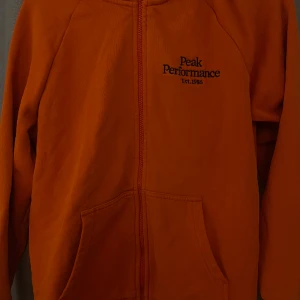 peak performance  - tjusig tröja dock ej använd, hör jätte gärna av er vid intresse!!