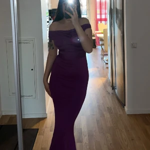 NAKD klänning  - Färg lila 💜 Storlek: S men passar som XS/S/M och kanske XL den är jättestreching. Man kan justera toppen av klänningen så att man kan ha många looks. Använt 1 gång 