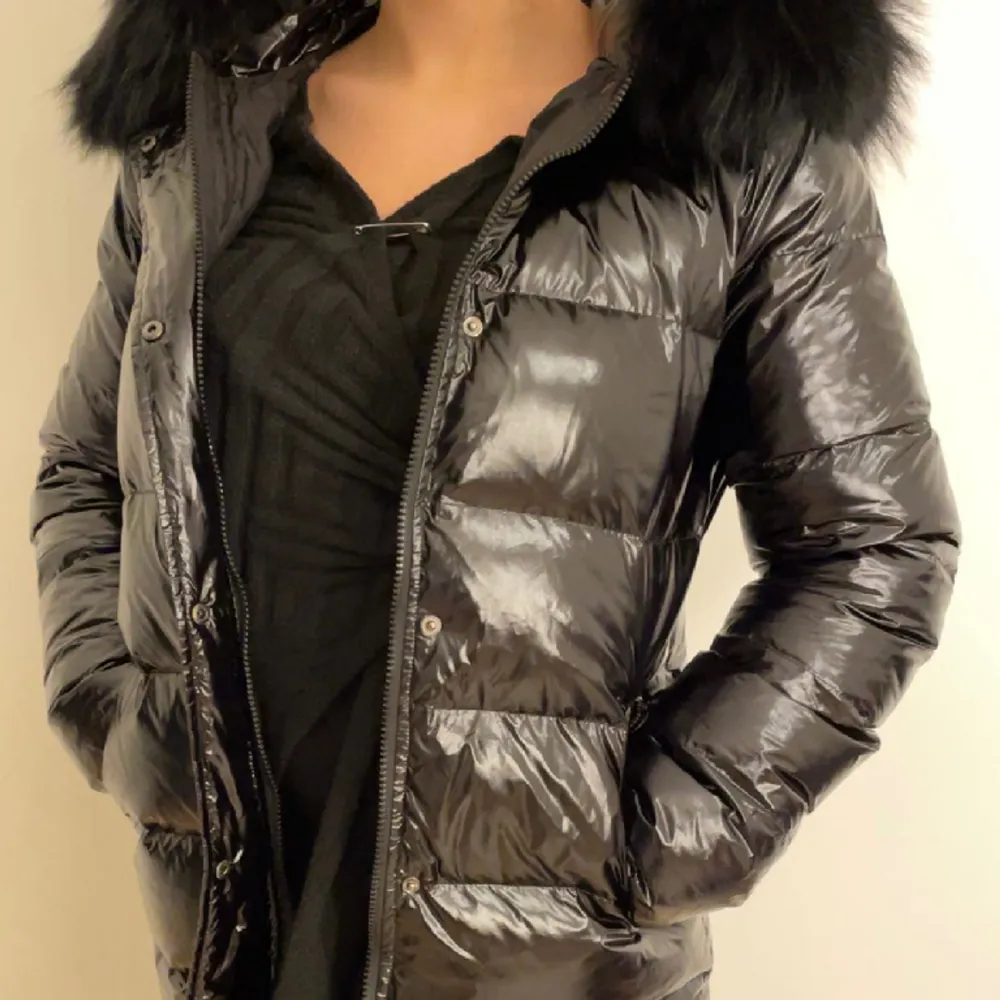 Glossy jacket från feminina. Använd endast 1 gång. Mycket god skick i storlek S. Priset kan diskuteras vid snabb affär.. Takit.