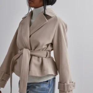 Beige kappa 🤍 - Snygg beige kappa, ser ut som på bilden typ, skriv privat för egna bilder 😇 bilden är inspo!