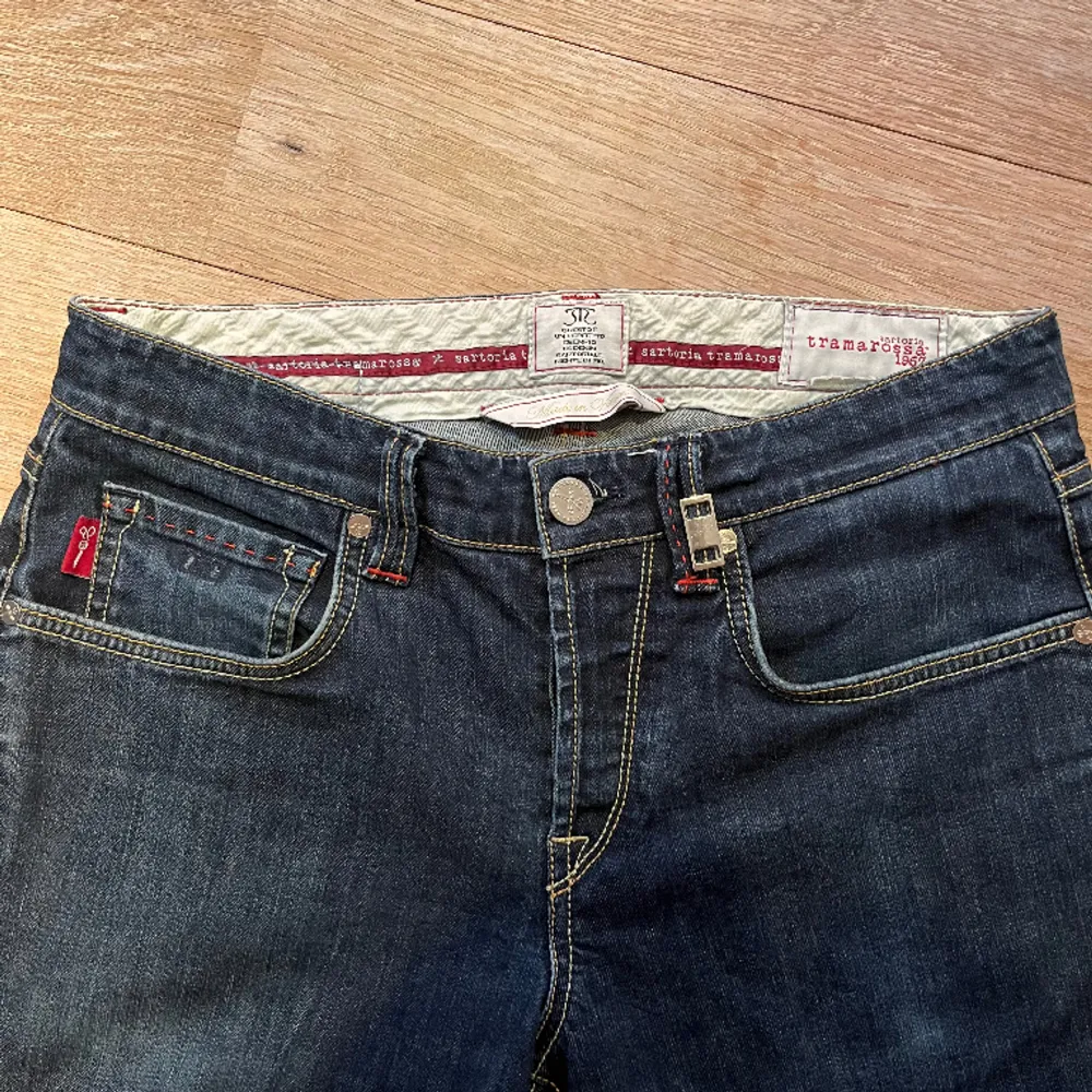 Ett par feta mörkblå slim jeans från Tramarossa som passar riktigt bra nu till vintern. De har använts varsamt och är i mycket gott skick. Storlek 31, modellen på bilden är 181 och väger 71kg. Nypris 3700 - vårt pris 395. Jeans & Byxor.