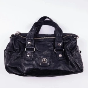 Marc Jacobs Väska  - Marc Jacobs väska i mycket bra skick! Dustbag ingår! Silver detaljer och äkta läder. Liten modell🩷🩷skickar fler bilder
