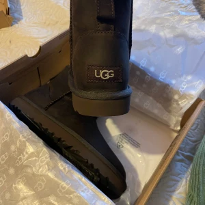 Bruna uggs - Oanvända bruna uggs som är i läder. Modellen heter classic mini leather 