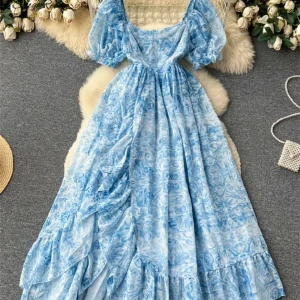 Blå klänning - En fin blå klänning som kommer ej till användning. Provad på men har aldrig haft ute. Har inga defekt Första bild lånad från sidan jag köpte klänningen från. Köpt i kina därför är storleken L på klänningen med passar stl 38. Originalpris 500kr