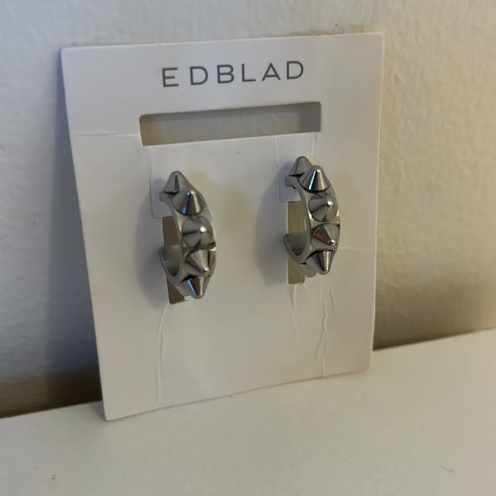 Peak örhängen från Edblad (silver) i storlek S. Köparen står för frakt🫶. Accessoarer.
