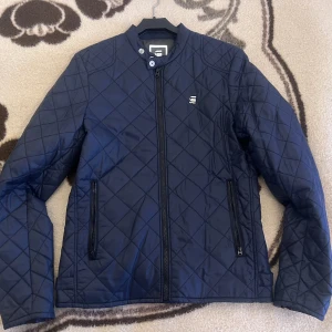 G-star raw jacka - G-star raw jacka till salu, storlek M men passar även S. Nypris 1199 kr