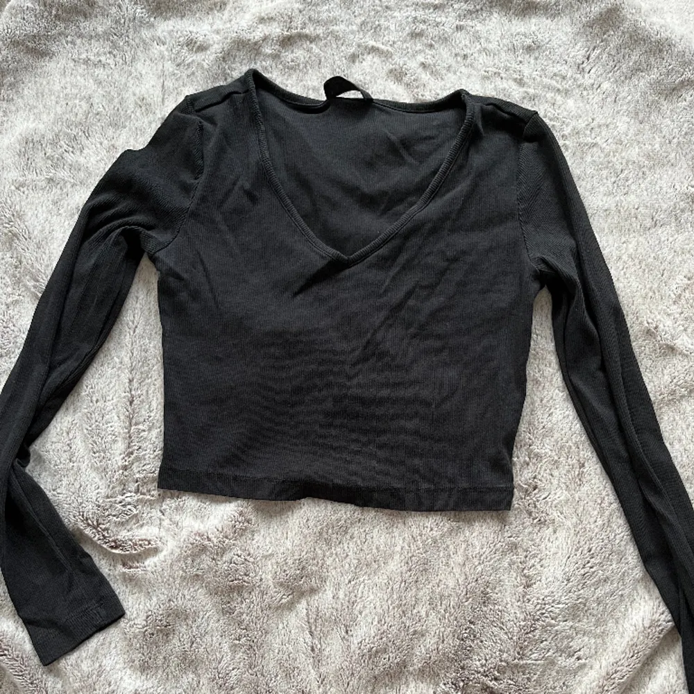 2 söta långärmade tröjor från zarlando i storlek S, båda för 60 kr eller 40 kr styck🥰. Toppar.