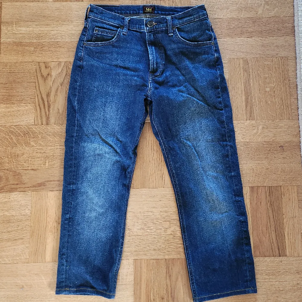 Croppade Lee jeans i storlek 29 (midja). Knappt använda. Stretch.. Jeans & Byxor.