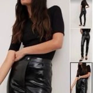 NA-KD vinyl byxor - Helt nya super snygga vinyl byxor i storlek 36. Förpackningen är obruten. Köpta för 549kr från NA-KD Aldrig hunnits använda så rensas nu ut pågrund av flytt och hoppas att någon annan får användning för dessa super snygga byxor. 