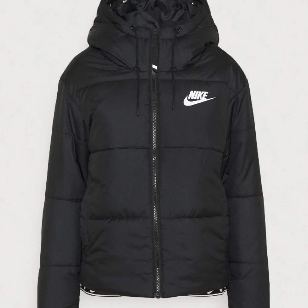Säljer denna skitsnygga Nike jackan i storlek S då den inte kommer till användning💕 Nypris: 1250kr. Jackor.