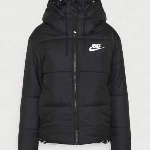 Säljer denna skitsnygga Nike jackan i storlek S då den inte kommer till användning💕 Nypris: 1250kr