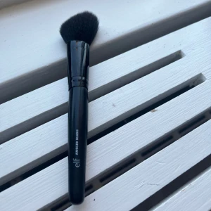 Elf sminkborste  - Elf sminkborste dom är använd fåtal gånger, bra skick💗