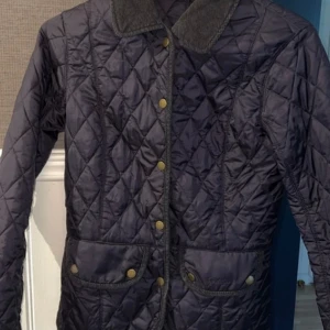 Barbour Jacka - Säljer min fina Barbour jacka, i mycket fint skick! I storlek xs men passar även en S. Säljes då den inte används, skriv för fler bilder eller om du undrar något!☺️