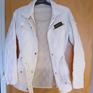Barbour jacka vit nyskick - Nyskick jättefin vit barbour jacka