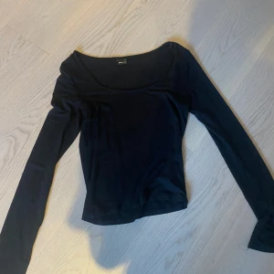 Gina tröja med slit  - Jätte fin tröja i bra skick med U ringad hals och en slut längst ner på ärmen❤️‍🔥