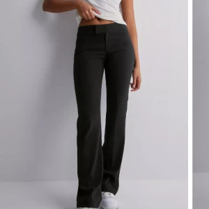 Kostymbyxor  - Säljer mina kostymbyxor från Nelly, helst slutsålda. Jag råkade köpa 36 och dom är förstora för mig… kan bytas mot 34 annars säljs. Nästan aldrig använda. 