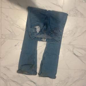 Flare jeans från lager 157 i storlek M. Lite missfärgningar nertill men tror de går bort ifall man har lite husmansknep🥰💪.