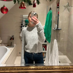 Stickad tröja - Fin stickad tröja i ljusgrå färg från H&M i storlek S🤩