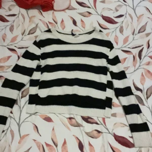 Svart och vit tröja  - Svart och vit varm tröja 