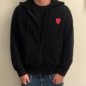 Commes de garcon zip  - Säljer denna kofta som är i riktigt bra skick köpt i NK ( kvitto finns ) om de finns några funderingar är de bara att skriva 🤗