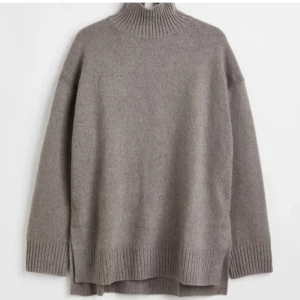 H&m stickad tröja  - Helt ny med prislapp kvar, första är färgen och andra bilden är bara för att visa modellen.