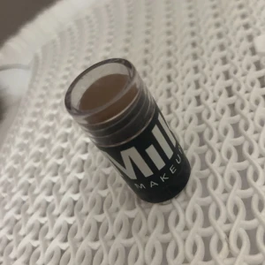 Milk countor - I färgen ’ Stoked’ , använd några gånger bara🩷