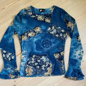 Blå långärmad mesh tröja (inte genomskinlig) i fint blommmönster från Orsay, passar XS-M