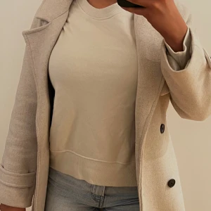 Tjock tröja - En elegant och tjock tröja i begie, inköpt på Zara i storlek S. Materialet är bra och den är varm inuti. Perfekt för vintern! (Frakten är redan inräknad i priset 150kr)🎄💗