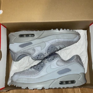 Nike Air max 90  - Hej säljer mina fina air max 90 för dom ej kommer till användning använt dom 4-5 gånger Max i sommaren sen dess ej använt. Pris kan diskuteras vid snabb affär.  Box och kvitto medföljer vid köp möta upp Sthlm. Vid intresse kom pm👍🏼NY PRIS 1700kr