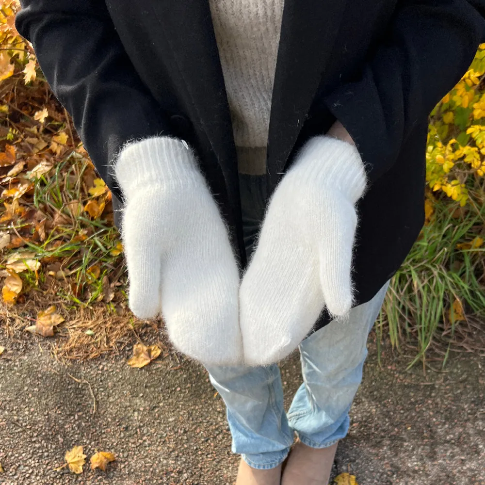 Så så mjuka och fina vantar. Fodrade invändigt . Accessoarer.