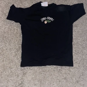 Svart Homegrown tshirt - As snygg svart home grown tshirt! Använd ett par gånger men i jätte bra skick.