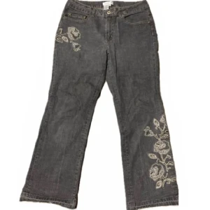 FLARED JEANS - Mörkgråa flared/utsvängda jeans som jag thriftade men dom är för stora på mig. Skriv till mig för mått eller mer bilder :)