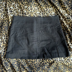 monki kjol - jättefin kjol från monki, använd några gånger men den är iprincip som ny :) storlek 40 men ganska liten i storleken 