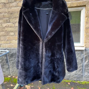 Fuskpäls Monki - Fin fuskpäls / pälsjacka faux fur från Monki.         Storlek M, normal i storlek.    Nypris 700kr      Mycket bra skick, inte mycket använd        Se sista bilden för passform, jag är 165cm.