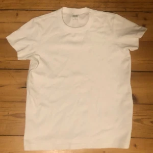 Uniqlo T-Shirts - Två stycken Uniqlo crew neck t-shirts. Perfekta baslager som aldrig är använda då de är för små.