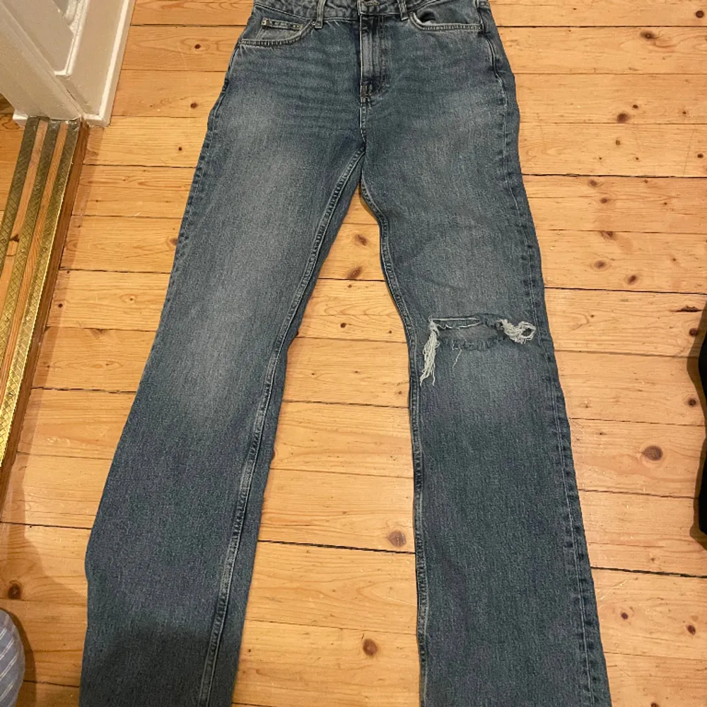 Från ginatricot, storlek 388. Jeans & Byxor.