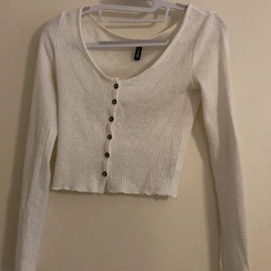 Söt tröja - Säljer denna fina tröja från h&m. Storleken på tröjan är XS men är också som S 