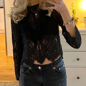 Spetstopp - Så fin spetstopp med trekvartsärmar! Passar perfekt till fest, nyår eller julafton! I nyskick! Hör av er vid frågor🫶🏼