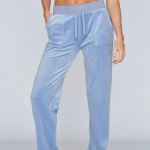 Juicy byxor  - Säljer nu mina Såå fina och älskade ljusblå juicy byxor. Dom är i STL XS. Nyp pris 1099kr