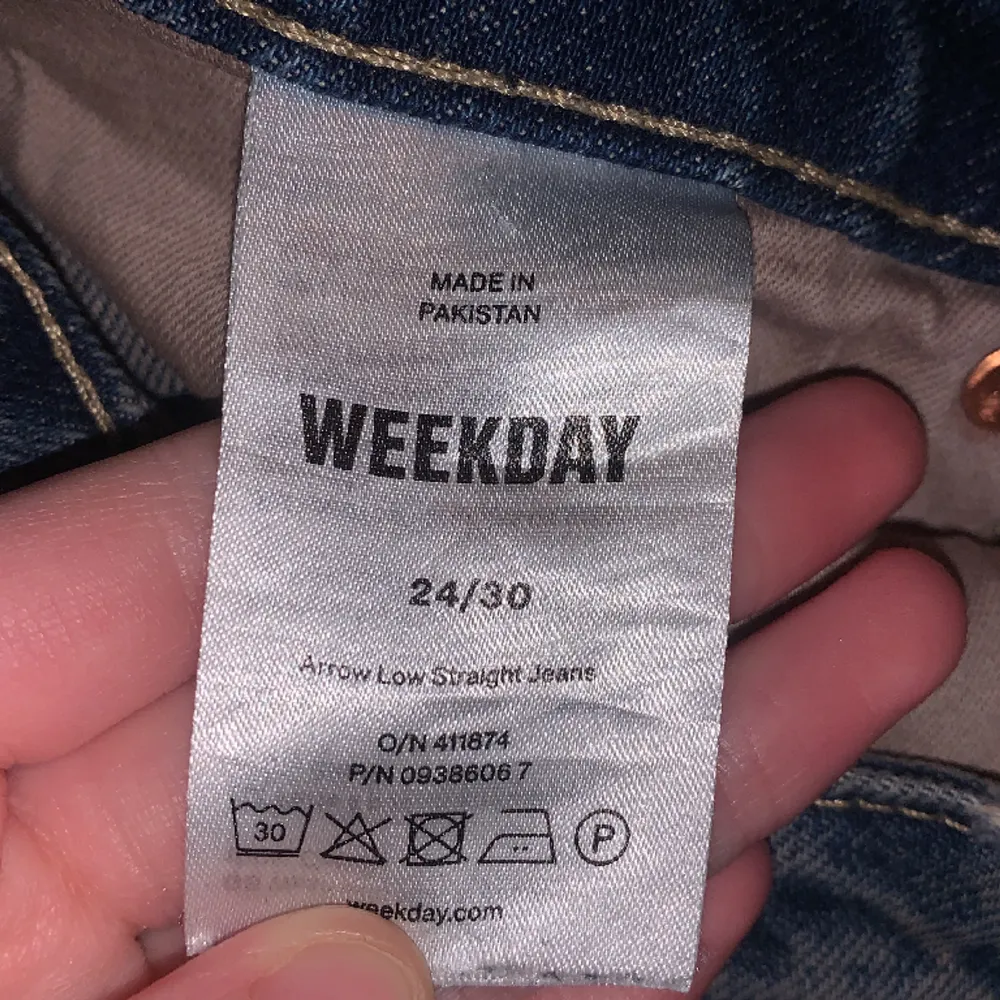 Säljer mina snygga arrow low från weekday😇 dom är lågmidjade och typ oanvända💕😇säljer pga att dom inte kmr till användning💕 använd inte köp nu😇🩷kan tänka mig att sänka priset vid snabb affär!💕 orginalpris 549kr. Jeans & Byxor.