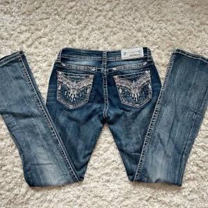 Lågmidjade Bootcut jeans  - Blåa jeans från grace in LA, mer ljusblåa i verkligheten. lågmidjade & Bootcut. Innerbenslängd:82 midjemått:36 + stretch i hela byxan. För långa för mig som är 161. Vill du köpa trycker du på köp nu, jag postar inom 24h