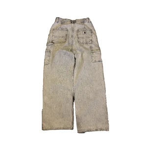 Carhart baggy jeans - I använt skick men inga märkbara defekter. Skriv för fler bilder/mått. Står storlek 27 men passar mig perfekt som är ca 180cm och vanligtvis har 30/32