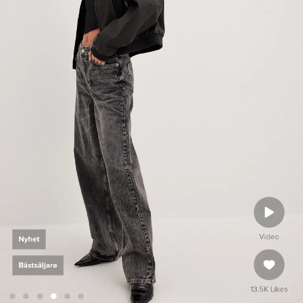 Säljer dom här skit snygga baggy jeansen från NAKD pga fel storlek 🖤 nypris: 599 kr . Jeans & Byxor.